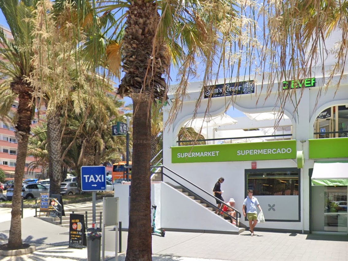 A statue where the Pub Crawl Tenerife starts.